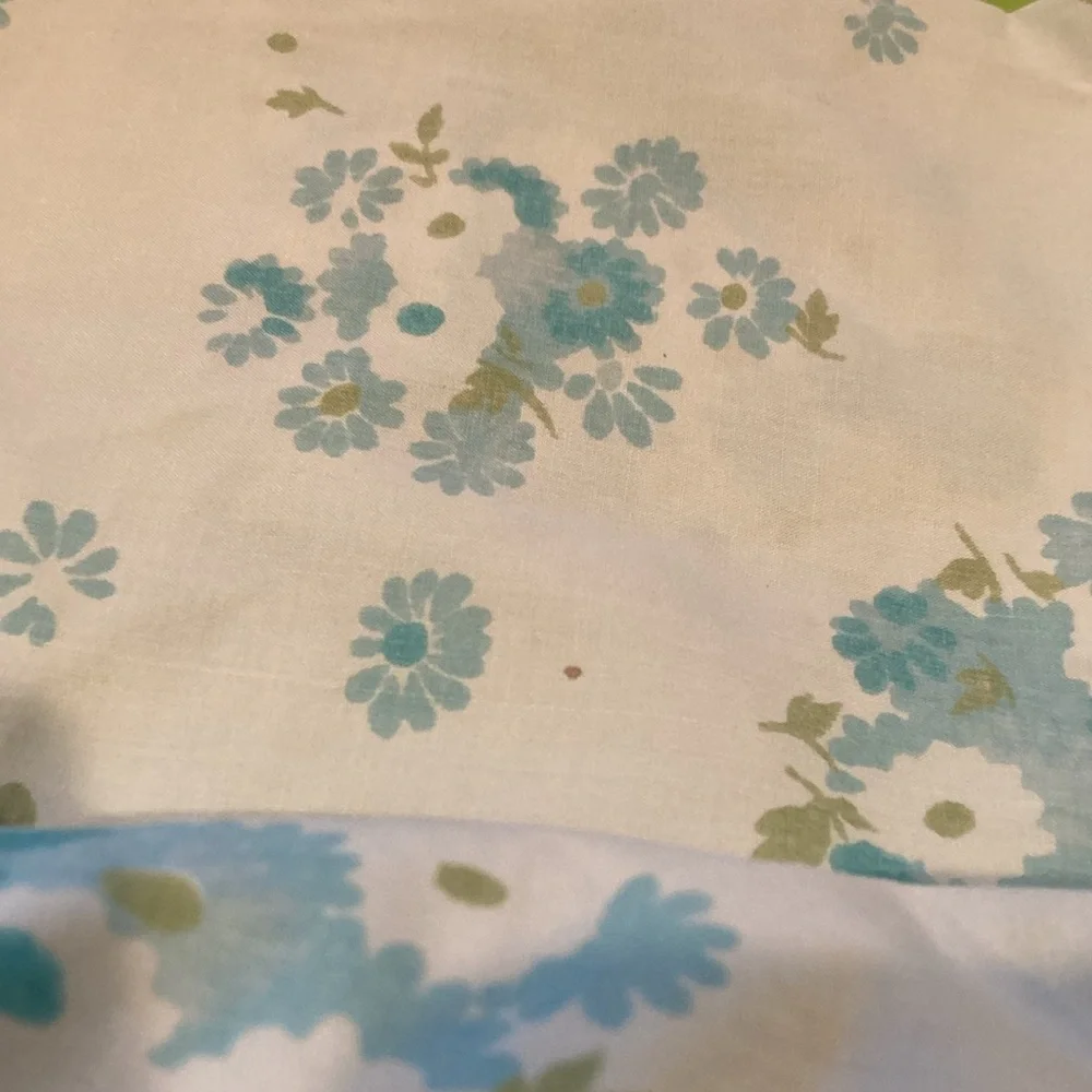 Vintage Percal twin sheet set.‎ Blue with blue daisies. Few small stains. 401